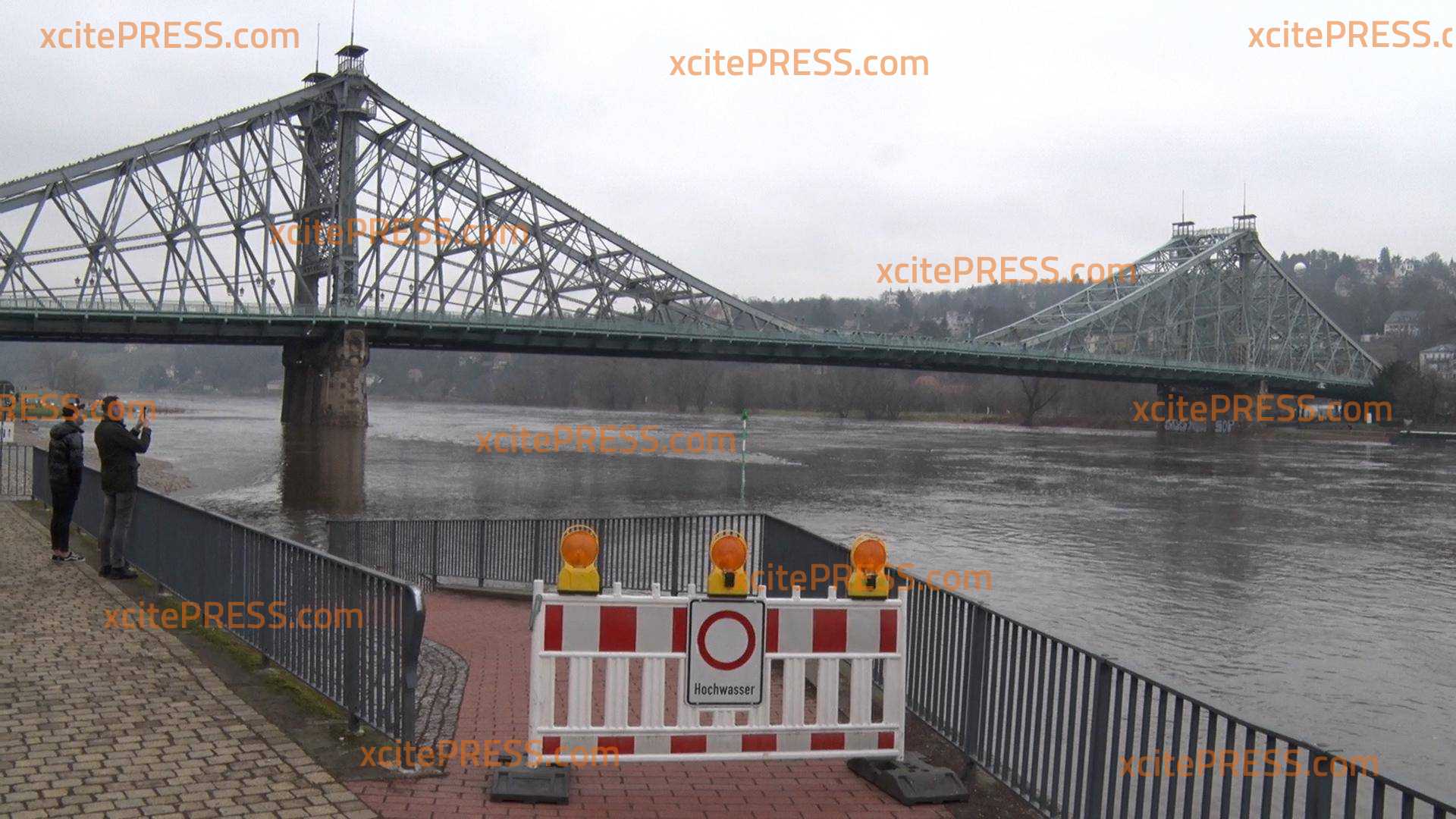 Elbpegel bereits bei 4,60 Meter - Hochwasserstufe 1: Parkplätze bereits unter Wasser - Höchststand wird am Nachmittag erwartet