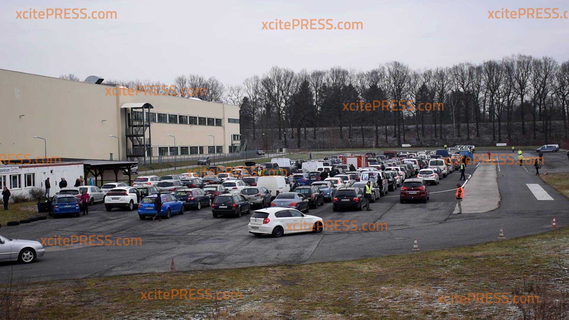 Autokorso legt Straßen lahm - Mehrere Hundert Fahrzeuge rollen gegen die Corona-Maßnahmen: Polizei ist mit einem Großaufgebot vor Ort