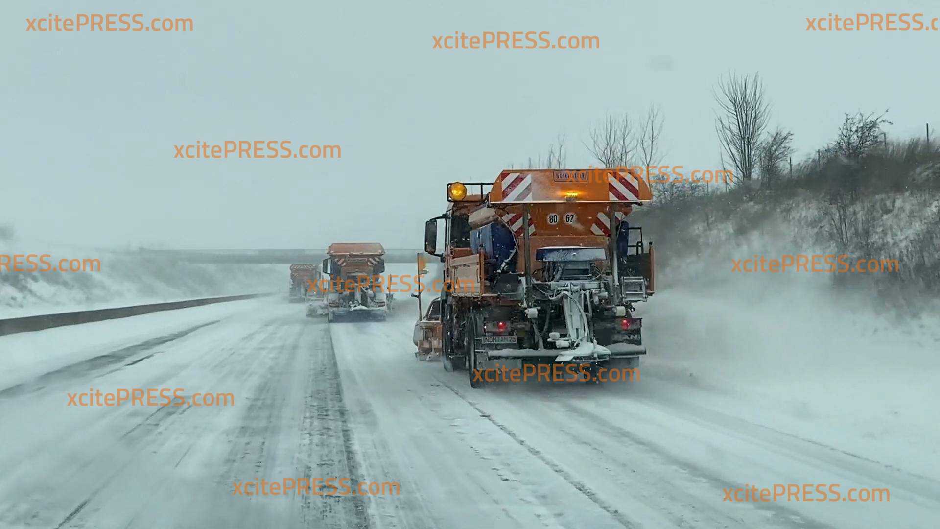 Autobahn 7 auf Grund von extremen Schneeverwehungen dicht: THW und Polizei sperren Fahrbahn: Verkehr wird abgeleitet - Räumdienst mit mehreren Fahrzeugen parallel auf Fahrspuren im Einsatz