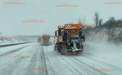 Autobahn 7 auf Grund von extremen Schneeverwehungen dicht: THW und Polizei sperren Fahrbahn: Verkehr wird abgeleitet - Räumdienst mit mehreren Fahrzeugen parallel auf Fahrspuren im Einsatz