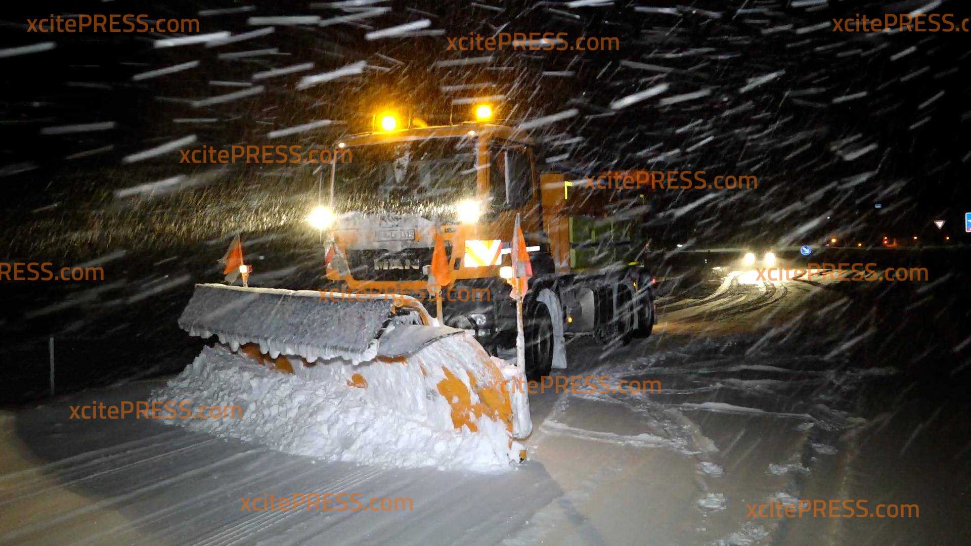Schon wieder Schneechaos - Hunderte LKW stehen auf der A4: Selbst der Winterdienst steckt im Stau - A4 komplett dicht!