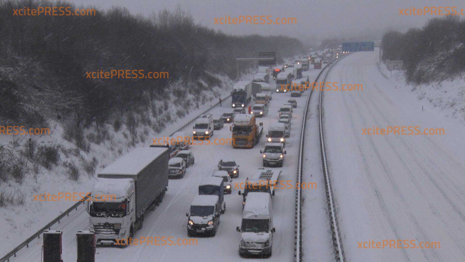 Schneechaos: Nichts geht mehr auf der Autobahn 4: Alles steht still - Richtungsfahrbahn nach Chemnitz gesperrt