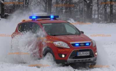 Driften für die Sicherheit : Dresdner Feuerwehr beim Fahrsicherheitstraining im Schnee