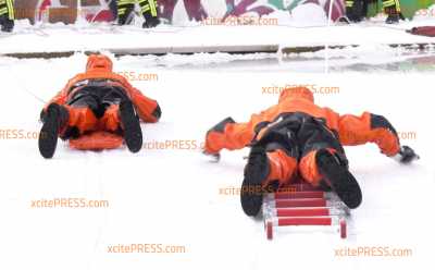 Die Tücke von zugefrorenen Wasserflächen: Feuerwehr trainierte Eisrettung : 