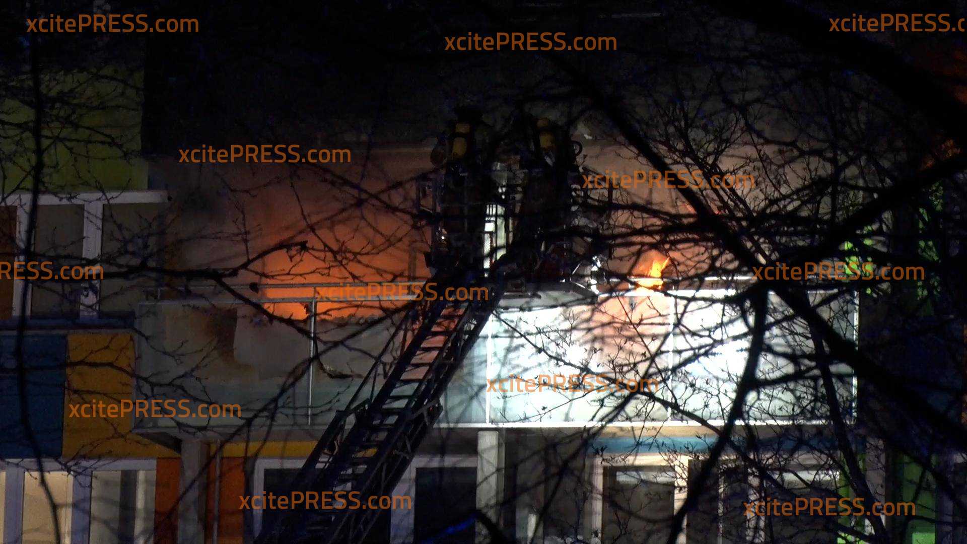 Zweijähriger tot aufgefunden, 36-jährige schwer verletzt: Großbrand in Dresdner Johannstadt: Großeinsatz für Einsatzkräfte