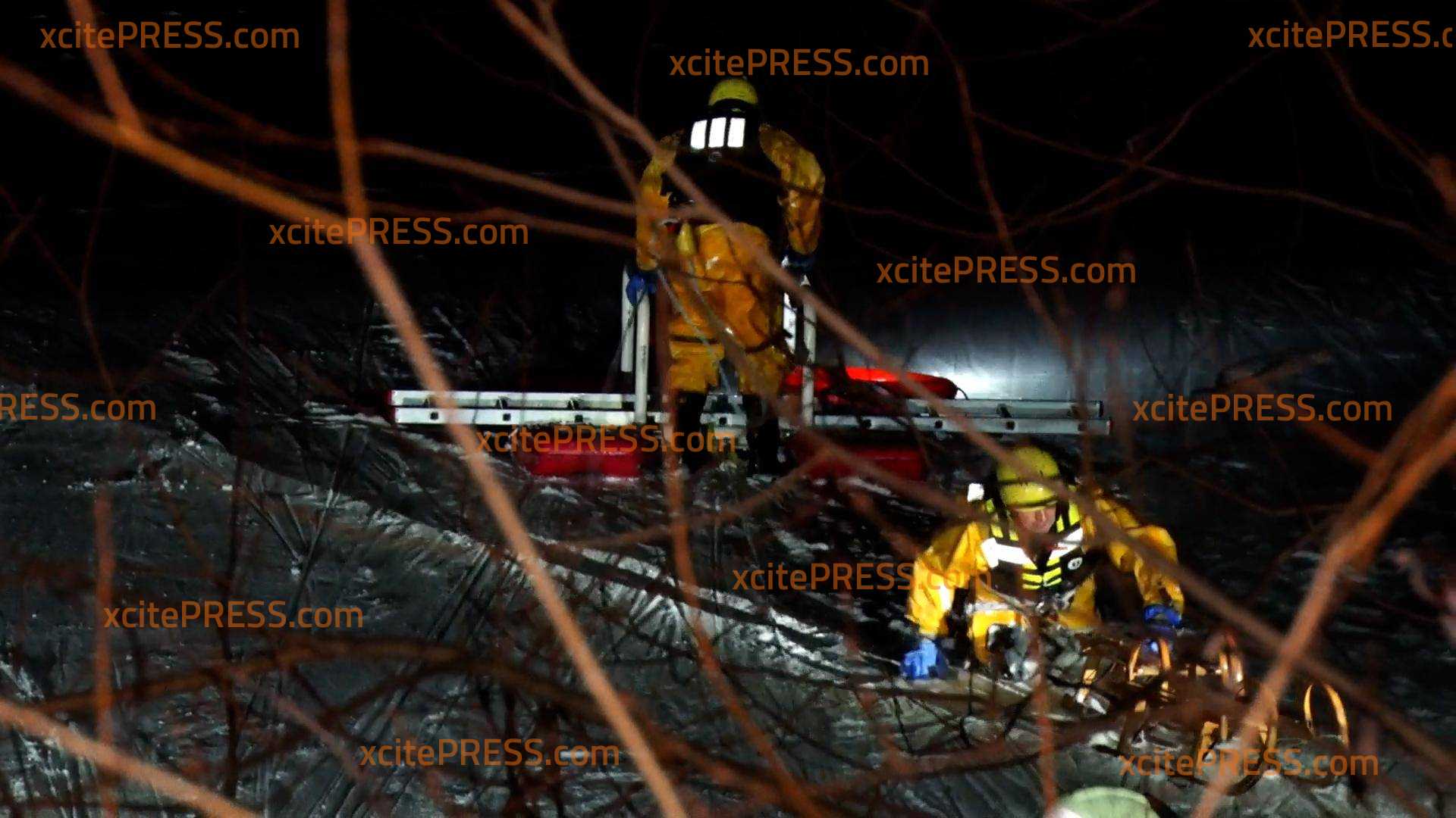 Eisdecke gibt nach - Vier Menschen in Kiesgrube Leuben eingebrochen: Feuerwehr rettet Personen