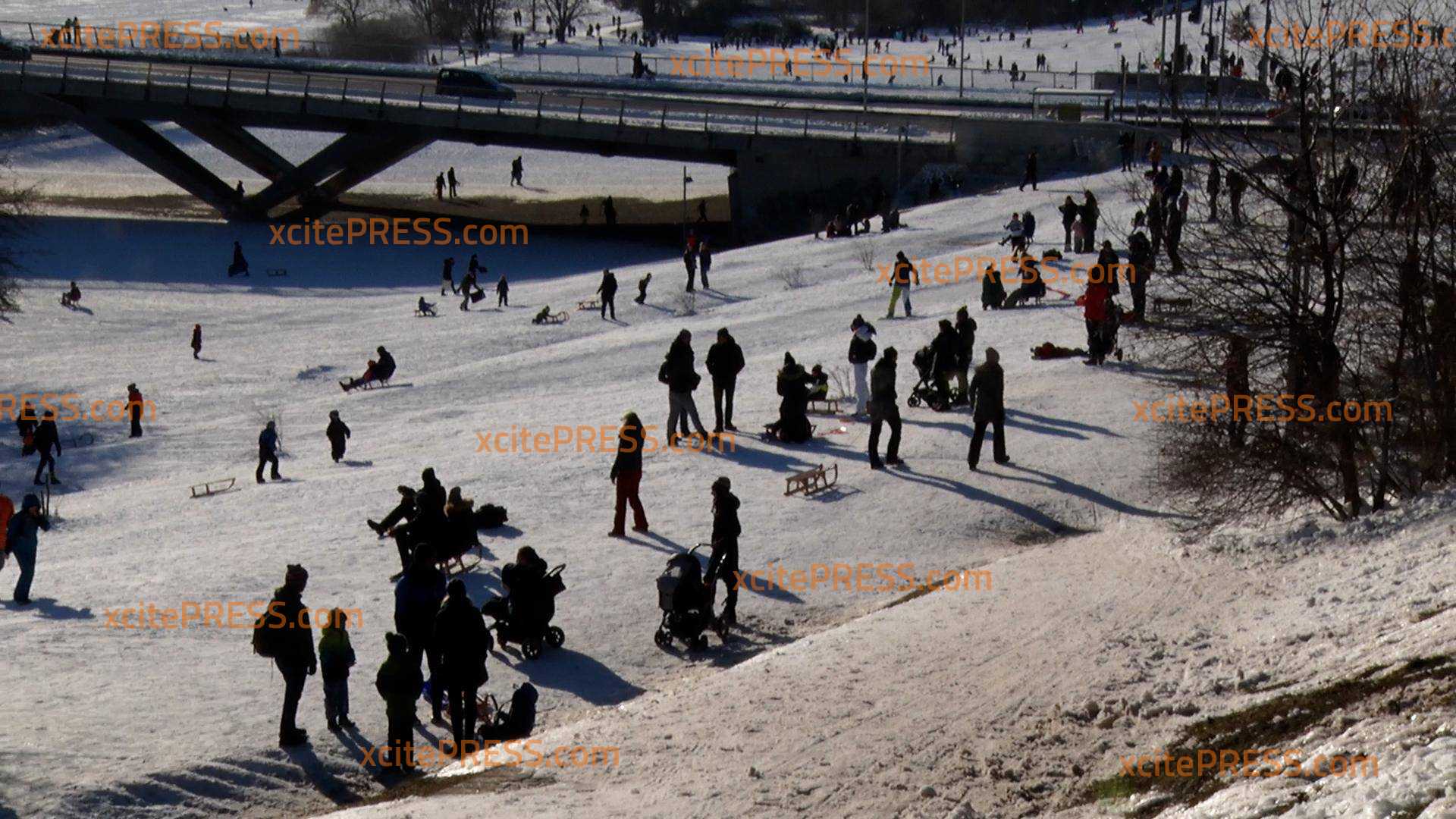 Wunderschönes Winterwetter zieht die Dresdner vor die Tür: Ansturm auf Rodelhänge und seltene Eisfläche am Elbufer