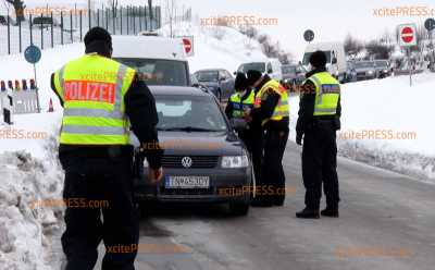  Grenzkontrollen sorgen für lange Stau auf tschechischer Seite der A17: Polizei versucht PKW zu filtern