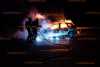 Auto gerät auf der Autobahn in Brand: Fahrzeug steht bei Ankunft der Feuerwehr vollkommen in Flammen!