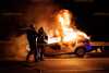 Auto gerät auf der Autobahn in Brand: Fahrzeug steht bei Ankunft der Feuerwehr vollkommen in Flammen!