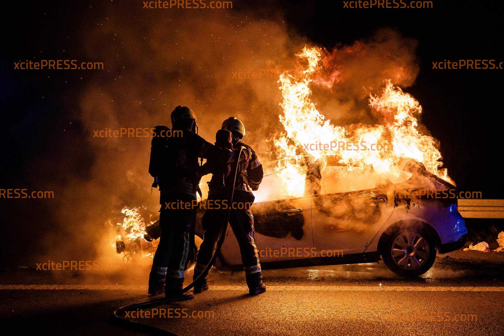 Auto gerät auf der Autobahn in Brand: Fahrzeug steht bei Ankunft der Feuerwehr vollkommen in Flammen!