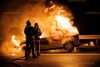 Auto gerät auf der Autobahn in Brand: Fahrzeug steht bei Ankunft der Feuerwehr vollkommen in Flammen!