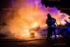 Auto gerät auf der Autobahn in Brand: Fahrzeug steht bei Ankunft der Feuerwehr vollkommen in Flammen!