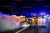 Auto gerät auf der Autobahn in Brand: Fahrzeug steht bei Ankunft der Feuerwehr vollkommen in Flammen!