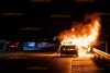 Auto gerät auf der Autobahn in Brand: Fahrzeug steht bei Ankunft der Feuerwehr vollkommen in Flammen!