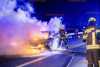 Auto gerät auf der Autobahn in Brand: Fahrzeug steht bei Ankunft der Feuerwehr vollkommen in Flammen!