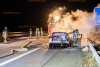 Auto gerät auf der Autobahn in Brand: Fahrzeug steht bei Ankunft der Feuerwehr vollkommen in Flammen!