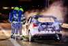 Auto gerät auf der Autobahn in Brand: Fahrzeug steht bei Ankunft der Feuerwehr vollkommen in Flammen!