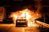 Auto gerät auf der Autobahn in Brand: Fahrzeug steht bei Ankunft der Feuerwehr vollkommen in Flammen!
