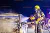 Auto gerät auf der Autobahn in Brand: Fahrzeug steht bei Ankunft der Feuerwehr vollkommen in Flammen!