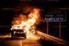 Auto gerät auf der Autobahn in Brand: Fahrzeug steht bei Ankunft der Feuerwehr vollkommen in Flammen!