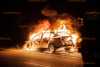 Auto gerät auf der Autobahn in Brand: Fahrzeug steht bei Ankunft der Feuerwehr vollkommen in Flammen!
