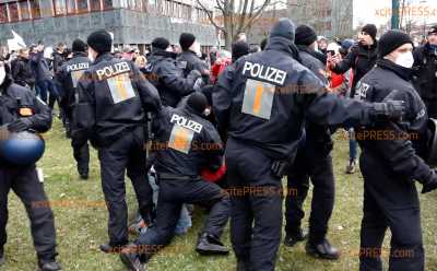 12 Polizisten verletzt! Mobilisierung trotz Verbot von Querdenken-Großdemo am Elbufer: Demonstranten durchbrechen Polizeisperren, Lage zeitweise außer Kontrolle