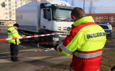 LKW übersieht offenbar Radfahrer mit Kinderahänger beim Abbiegen: Radler schwer verletzt, Kind bleibt unverletzt