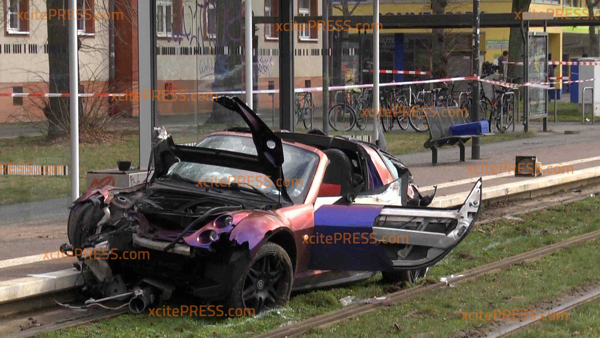 Schwerer Unfall: Auto in Menschengruppe gefahren: Zwei Tote und zwei Schwerverletzte: Polizei geht aktuell von menschlichem Versagen aus