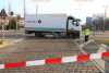 LKW übersieht offenbar Radfahrer mit Kinderahänger beim Abbiegen: Radler schwer verletzt, Kind bleibt unverletzt