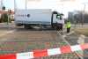 LKW übersieht offenbar Radfahrer mit Kinderahänger beim Abbiegen: Radler schwer verletzt, Kind bleibt unverletzt