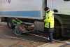 LKW übersieht offenbar Radfahrer mit Kinderahänger beim Abbiegen: Radler schwer verletzt, Kind bleibt unverletzt
