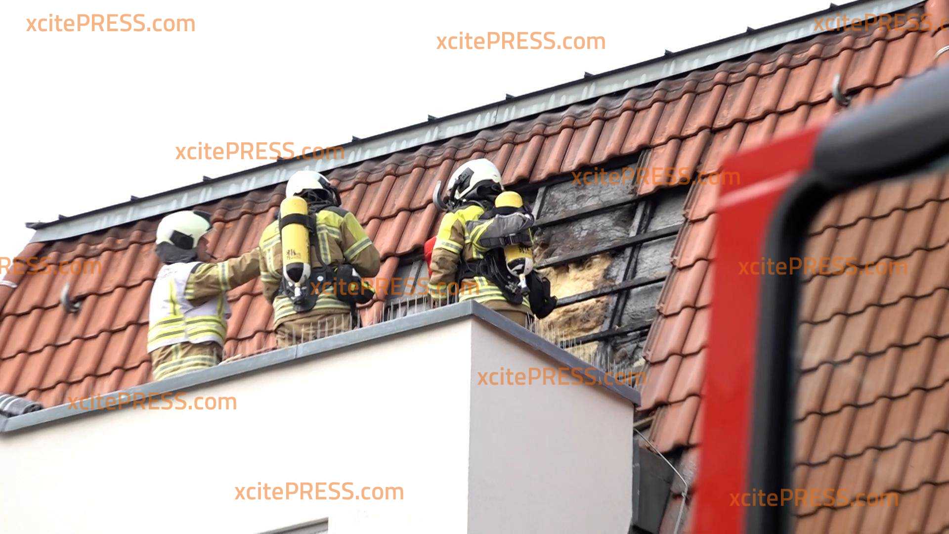 Feuerwehr rückt mit Großaufgebot zu Dachstuhlbrand aus: Feuer konnte schnell gelöscht werden