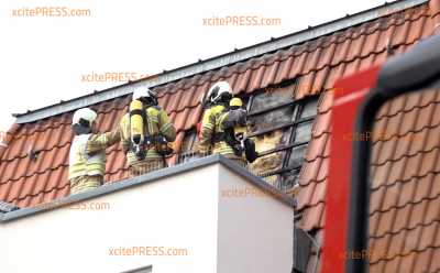 Feuerwehr rückt mit Großaufgebot zu Dachstuhlbrand aus: Feuer konnte schnell gelöscht werden