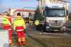 LKW übersieht offenbar Radfahrer mit Kinderahänger beim Abbiegen: Radler schwer verletzt, Kind bleibt unverletzt