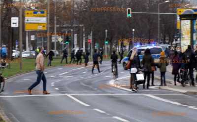 Unangemeldeter Spaziergang - Bis zu 1000 Personen laufen  durch die Landeshauptstadt: Polizei hat die Lage zunächst nicht unter Kontrolle