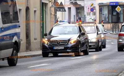 Großes Polizeiaufgebot - Wenige Fahrzeuge bei Autokorsos der Corona-Kritiker: Absperrmaßnahmen in Dresdner Innenstadt