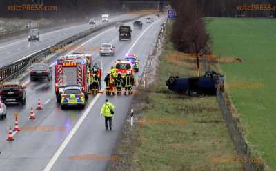 Pkw landet nach Unfall auf Autobahn auf dem Dach: War plötzlich einsetzender Schneefall die Ursache?!