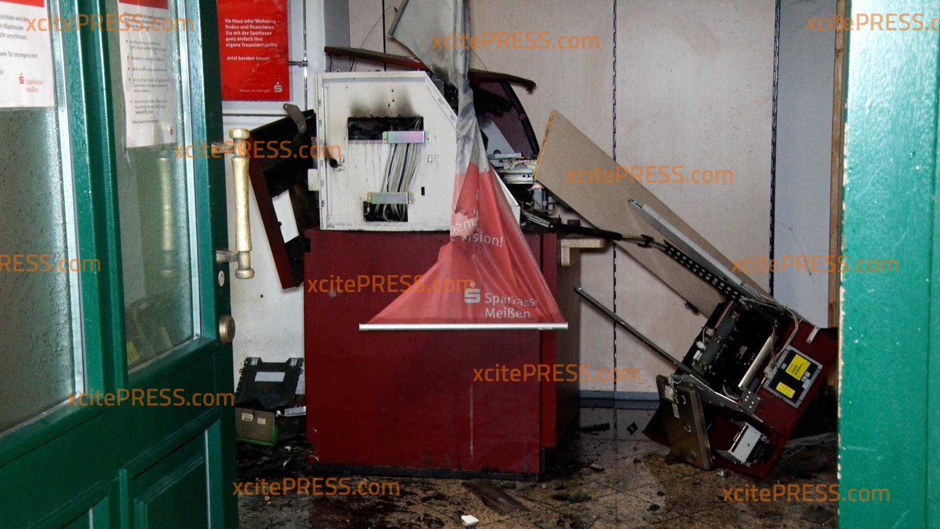 Rumms! Unbekannter jagen Geldautomaten in die Luft: SB-Schalter und weitere Gewerbeeinheit völlig demoliert