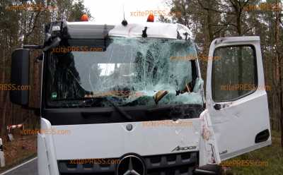 LKW kollidieren seitlich miteinander: Zwei Personen verletzt