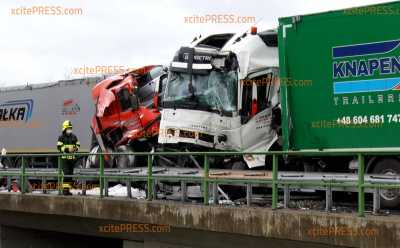 Horror-Crash auf A14 - Drei LKW krachen ineinander: Ein Brummi-Fahrer stirbt