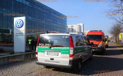 Aufregung an VW-Manufaktur: Brief mit weißem Pulver in Poststelle eingegangen: Feuerwehr stellt fest - ungefährlich