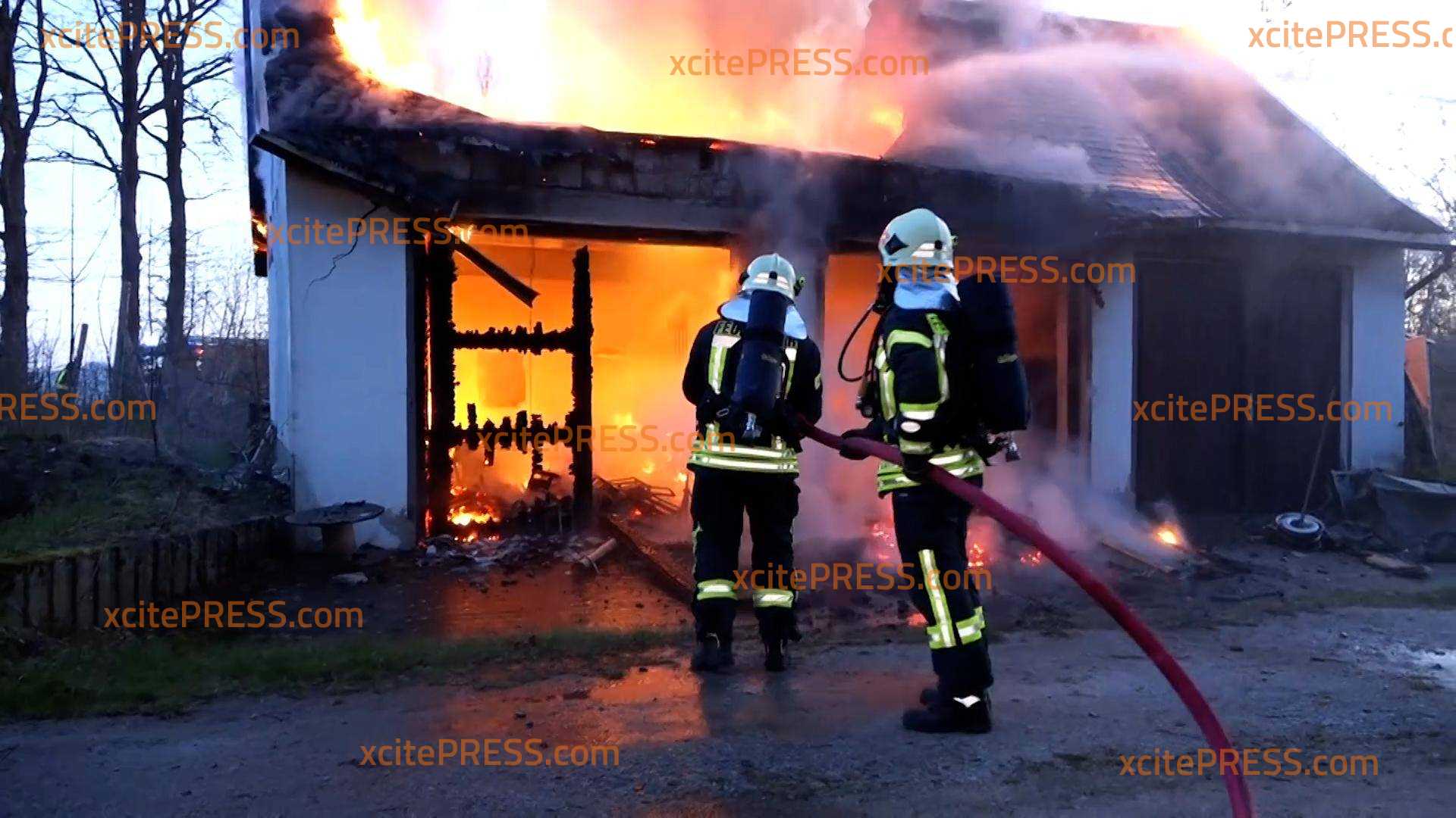 Gebäude brennt bei Bischofswerda lichterloh: Feuerwehr mit zahlreichen Einsatzkräften vor Ort
