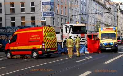 Tödlicher Fahrradunfall: Radlerin wird von LKW erfasst: Frau stirbt noch an Unfallstelle den schweren Verletzungen