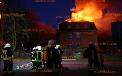 Nach Brand in Mehrfamilienhaus: Eigentümer kritisiert Einsatzkräfte: Landkreis untersuchte Feuerwehreinsatz in Arnsdorf genau