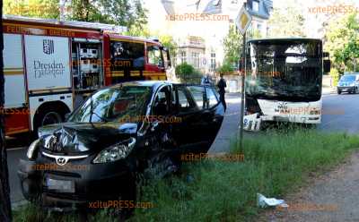 PKW kollidiert mit Linienbus: Fahrerin (70) des PKW verletzt