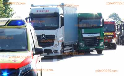 Drei LKW und ein PKW kollidieren auf Autobahn: Glücklicherweise keine Person verletzt - Verkehrsbehinderungen in Richtung Dreieck Nossen
