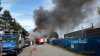 Mehrere Lagerhallen in Brand: Feuerwehr im Großeinsatz: Feuer breitete sich rasant aus und drohte auf Wohnhäuser zu greifen