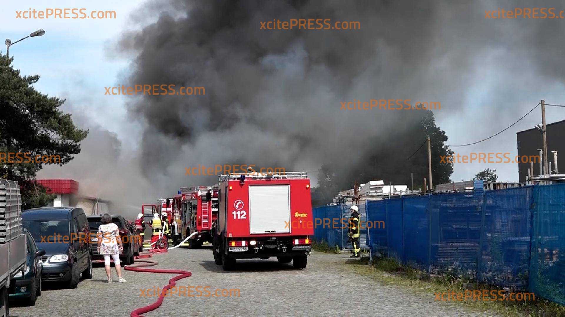 Mehrere Lagerhallen in Brand: Feuerwehr im Großeinsatz: Feuer breitete sich rasant aus und drohte auf Wohnhäuser zu greifen