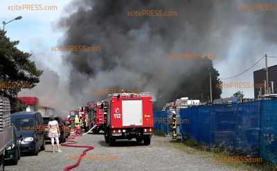 Mehrere Lagerhallen in Brand: Feuerwehr im Großeinsatz: Feuer breitete sich rasant aus und drohte auf Wohnhäuser zu greifen